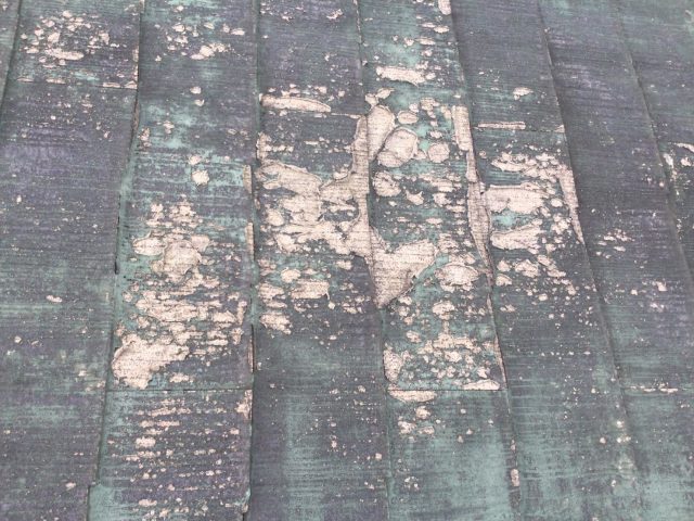 明石市の屋根調査で確認された塗膜の剥がれ